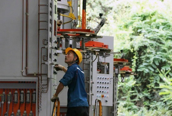 桂林橡機導柱式硫化機成市場“新寵”