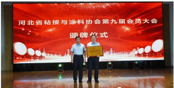 　隨后河北省民政廳民間組織管理局副局長(zhǎng)、二級(jí)調(diào)研員任天良為田立壯理事長(zhǎng)頒發(fā)理事長(zhǎng)單位牌