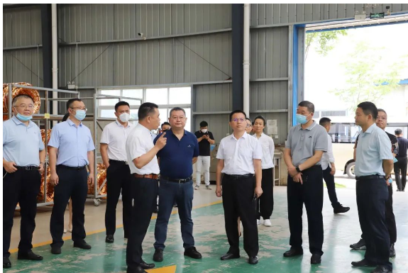 河南省狼牌輪胎科技有限公司董事長熊國武迎接考察團人員及相關政府領導，并介紹了狼牌輪胎企業(yè)發(fā)展情況。