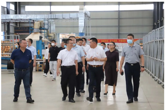 熊國武詳細介紹了狼牌輪胎最近幾年的企業(yè)發(fā)展情況和技術成就