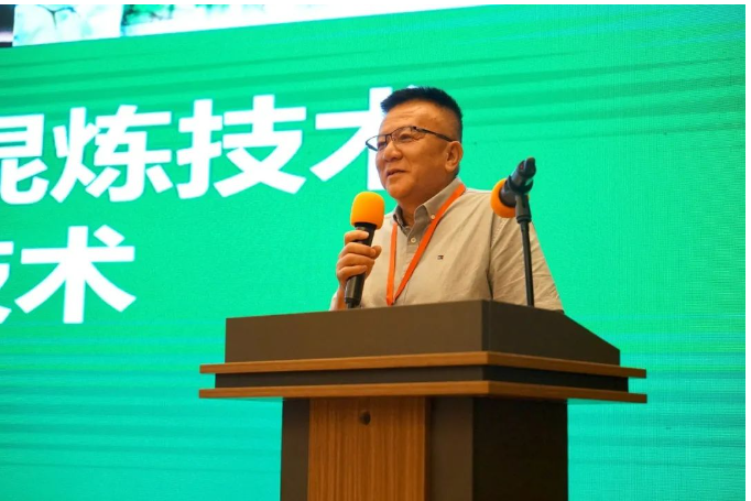 勐臘縣曼莊橡膠有限公司董事長張朝明，分享了天然橡膠/白炭黑濕法混煉技術(shù)。