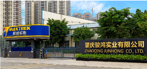 肇慶駿鴻實業(yè)有限公司成立于2006年，位于廣東省肇慶高新區(qū)，員工人數(shù)超1000人，集半鋼子午線輪胎研發(fā)、制造、銷售和服務于一身，為福田、東風小康、力帆、福迪、眾泰等多家汽車生產廠商提供(或曾經提供)輪胎配套。