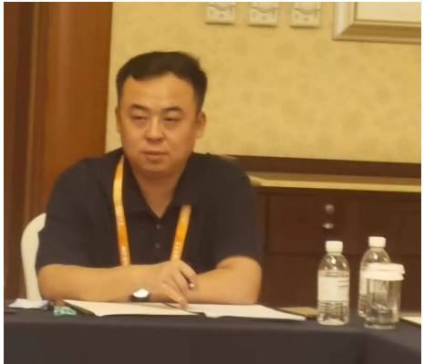 中橡協(xié)橡膠助劑專業(yè)委員會秘書長王延棟出主持會議，并通報了2022年1~7月橡膠助劑行業(yè)經(jīng)濟運行情況，對下半年工作作了安排。