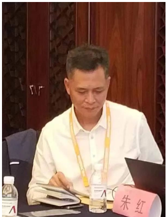 中橡協(xié)副秘書長、技經(jīng)委主任朱紅受邀，在會議上作了《 “雙碳”政策對輪胎行業(yè)發(fā)展影響及對策》的報告。朱紅圍繞中國碳排放現(xiàn)狀以及相關(guān)政策，實(shí)現(xiàn)碳達(dá)峰的路徑及應(yīng)對措施等方面，進(jìn)行了解讀和分享，并就企業(yè)提出的問題做了現(xiàn)場答疑。