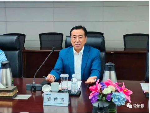 國家橡膠與輪胎工程技術研究中心主任、賽輪集團黨委書記、董事長袁仲雪熱情接待了張飚一行。