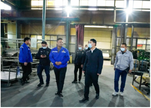 　朱寧一行先后到東營瑞升橡膠有限公司、東營市華隆橡塑有限責任公司、東營市亞泰橡塑有限責任公司、東營豐泰橡塑有限公司督導檢查，重點對企業(yè)電氣線路、消防器材配備、設施設備運轉(zhuǎn)、倉庫物資存放、節(jié)假日期間應急值班值守制度等方面開展全面檢查。