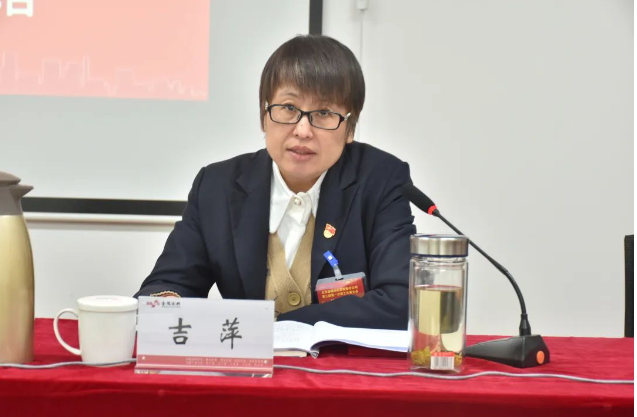 　公司黨委副書記、經(jīng)理吉萍作了題為《改革發(fā)展促創(chuàng)新 轉(zhuǎn)型升級強管理 奮力開創(chuàng)金隅涂料高質(zhì)量發(fā)展新局面》的行政工作報告。