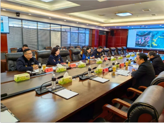潘福林表示，黑貓集團(tuán)作為景德鎮(zhèn)市屬大型國有企業(yè)，為景德鎮(zhèn)市經(jīng)濟(jì)社會發(fā)展作出了重要貢獻(xiàn)。市工信局也在致力于解決企業(yè)困難，積極與省政府、省工信廳進(jìn)行密切溝通。待省廳正式下發(fā)《江西省化工重點(diǎn)監(jiān)測點(diǎn)認(rèn)定標(biāo)準(zhǔn)》后，市工信局將積極推進(jìn)黑貓集團(tuán)化工重點(diǎn)監(jiān)測點(diǎn)認(rèn)定工作，助力企業(yè)重點(diǎn)項目盡快落地投產(chǎn)。