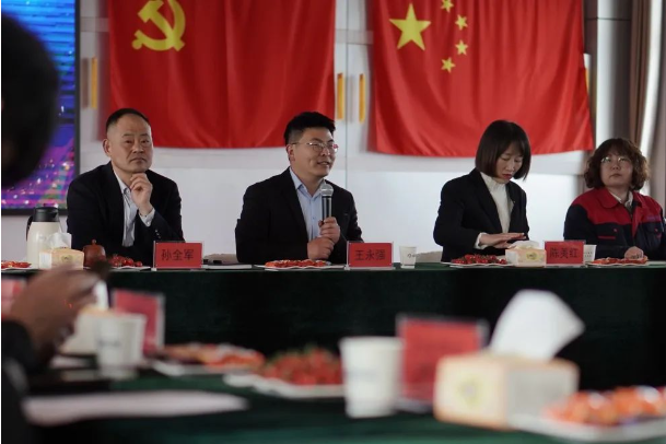 步入主會(huì)場(chǎng)，煙臺(tái)鑫泰電纜總經(jīng)理王永強(qiáng)主持會(huì)議并致歡迎辭。王永強(qiáng)首先對(duì)供應(yīng)商代表們的到來表示了歡迎。他表示供應(yīng)商作為鑫泰電纜重要的合作伙伴，是鑫泰電纜生產(chǎn)優(yōu)質(zhì)產(chǎn)品的源頭。一直以來，雙方秉承精誠(chéng)合作、攜手共贏的理念，共同支撐起公平、公開、持久、健康的合作環(huán)境。通過本次供應(yīng)商大會(huì)的進(jìn)一步深度交流，雙方將力爭(zhēng)最大化地實(shí)現(xiàn)“共創(chuàng)、共贏、共享”的供需合作關(guān)系。