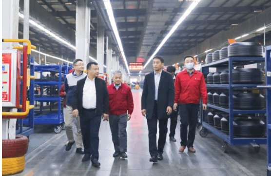 除了參觀棗礦橡膠公司，曹限東還深入全鋼八億橡膠和半鋼豐源輪胎實(shí)地交流，了解了生產(chǎn)組織、現(xiàn)場(chǎng)定置、設(shè)備運(yùn)行、員工面貌、物流發(fā)貨等。