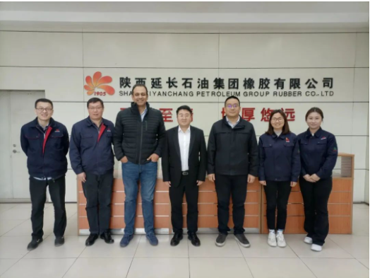 陜西延長(zhǎng)石油西北橡膠有限公司于3月18日接待了來(lái)自南美的客戶一行兩人。本次交流座談會(huì)上，公司總經(jīng)理張航偉、營(yíng)銷總監(jiān)王國(guó)強(qiáng)、外貿(mào)部副部長(zhǎng)李丹以及相關(guān)人員參加了會(huì)議。