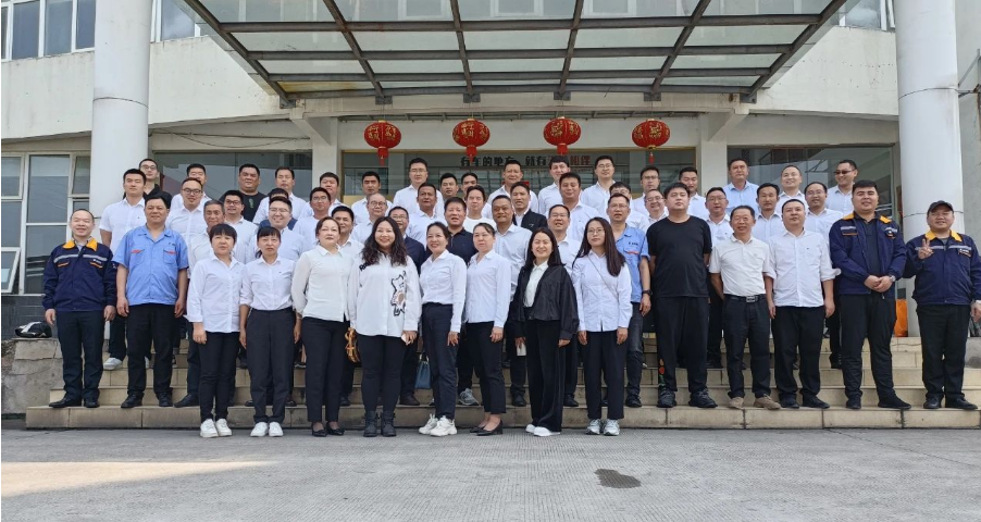 云膠集團(tuán)阮林光、白進(jìn)、張學(xué)明等領(lǐng)導(dǎo)一行47人赴新桂輪公司參觀交流。新桂輪董事長(zhǎng)王定杰帶領(lǐng)公司中高層熱情接待。
