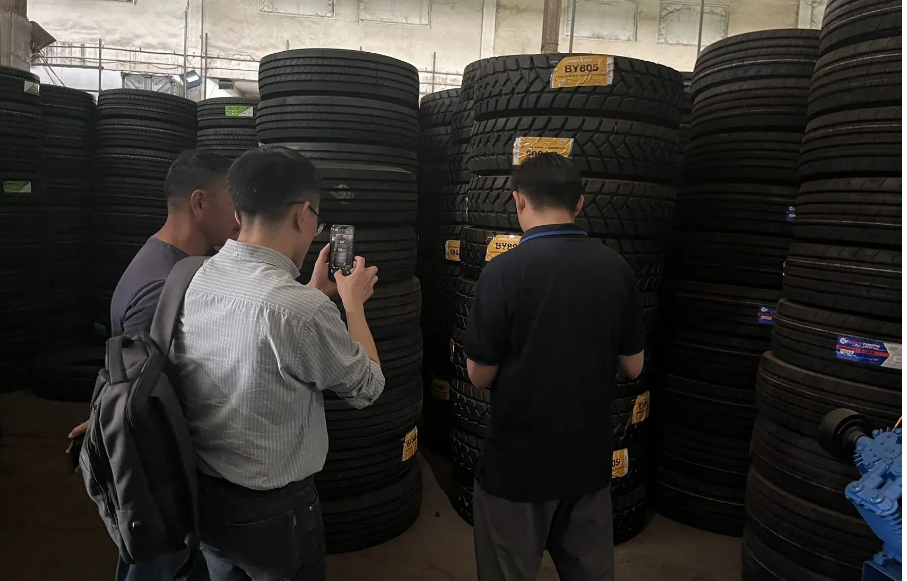 此次的走訪面對面地了解到各個區(qū)域目前的市場現(xiàn)狀和客戶經(jīng)營狀況，為后續(xù)的工作開展指明了方向。銷售人員每到達一個市場后在當(dāng)?shù)亟?jīng)銷商的配合下進行二級客戶以及終端客戶的走訪交流工作，全方位交流仔細(xì)記錄每個細(xì)節(jié)點，對現(xiàn)有市場常規(guī)性產(chǎn)品的使用表現(xiàn)和市場新增產(chǎn)品需求點、現(xiàn)有合作過程中出現(xiàn)的問題以及后續(xù)合作的規(guī)劃方向開展了針對性市場的調(diào)研工作。