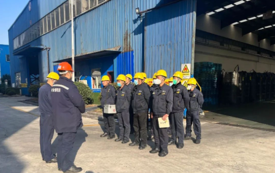 為進一步強化應(yīng)急預(yù)案保障措施的落實，提高企業(yè)應(yīng)對安全生產(chǎn)事故和突發(fā)性事件的能力，教育一線員工如何正確、準(zhǔn)確、迅速處理突發(fā)事件。濟寧黑貓在儲運中心開展機械傷害事故應(yīng)急演練。