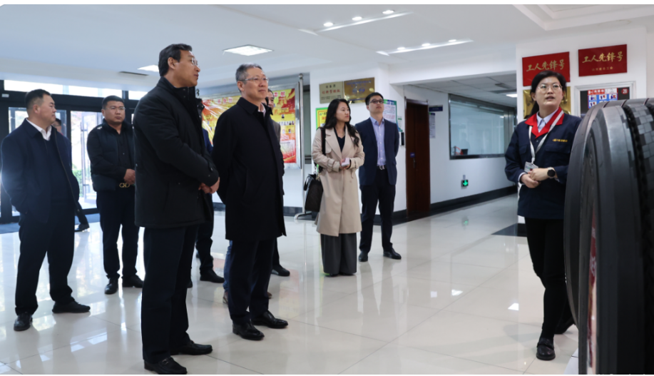 會后，胡漢杰一行還參觀了玲瓏中亞輪胎試驗(yàn)場和研究總院，深入了解了玲瓏輪胎在技術(shù)研發(fā)、質(zhì)量管理等方面的實(shí)力。
