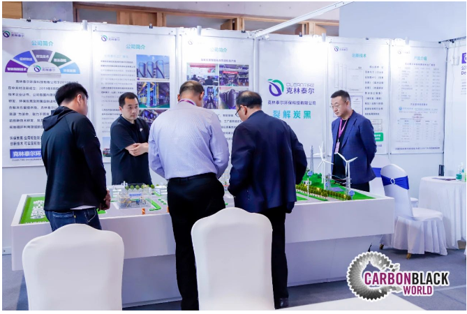 會(huì)議現(xiàn)場布置了展覽區(qū)，多家炭黑上下游企業(yè)布展，吸引了參會(huì)人員會(huì)議間隙前往洽談交流。