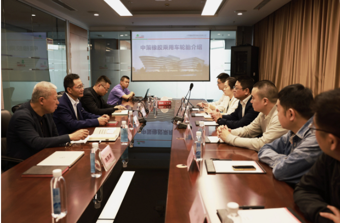 葛總在會晤中表示，中策橡膠集團(tuán)是長安汽車的長期戰(zhàn)略合作伙伴，也是民族品牌陣營中的好伙伴、好戰(zhàn)友，2022年我們?nèi)〉昧溯喬テ髽I(yè)全球排名第八，中國排名第一的優(yōu)異成績，這樣的成績?nèi)〉秒x不開像長安汽車這樣的戰(zhàn)略伙伴的支持與信任。