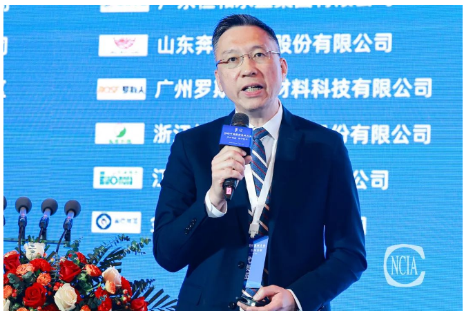 紫荊花新材料集團聯席總裁馮秉光指出，企業(yè)要實現可持續(xù)發(fā)展，其中的兩條路需要考慮，一是在技術方面，企業(yè)要不斷謀創(chuàng)新，突破卡脖子技術;二是在管理方面，利用多年來已累積的成功經驗，繼續(xù)提升自我的制造能力。
