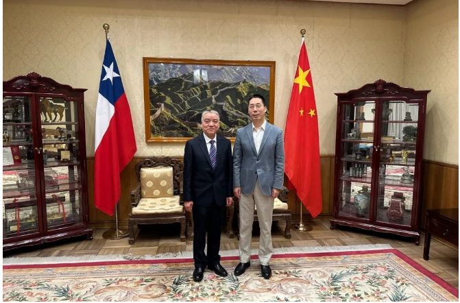寶通科技董事長包志方一行正在南美進(jìn)行考察訪問。4月26日，他們在智利中國大使館受到了牛清報大使的接見，并就一系列共同關(guān)心的問題交換了意見。