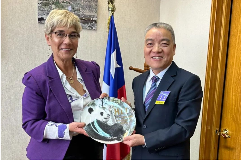 4月24日，包總一行還前往智利國會大廈所在地Valparaiso，拜會智利參議院副主席露斯·斯彭博格女士。包董事長向斯彭博格議長介紹了寶通計劃在智利圍繞智能化技術(shù)與產(chǎn)品，以及資源循環(huán)與環(huán)境保護(hù)等重點項目進(jìn)行投資布局。議長對此計劃表示大力贊賞，并承諾將全面支持和協(xié)助。