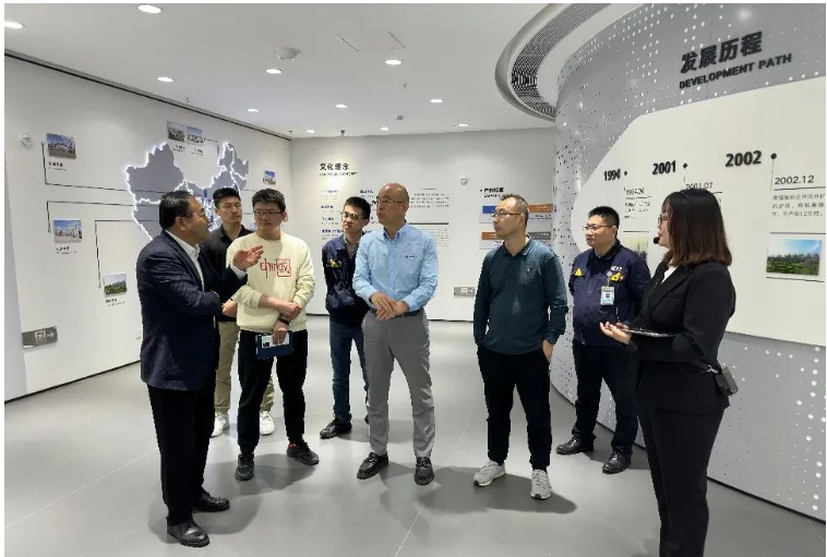 簽約儀式前，專家組先后參觀了青島黑貓研發(fā)中心、檢測中心和中試車間。青島黑貓公司黨支部書記、總經(jīng)理王宏以及相關(guān)研發(fā)團(tuán)隊(duì)向?qū)＜医M介紹了公司的自主研發(fā)項(xiàng)目、與相關(guān)大學(xué)合作項(xiàng)目的進(jìn)展情況，以及產(chǎn)品在輪胎中的應(yīng)用特性。
