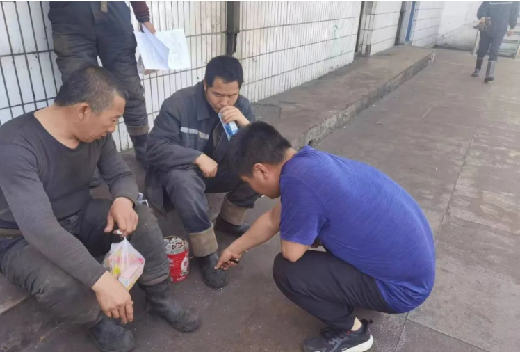 此外，鶴壁飛鶴銷售服務(wù)團(tuán)隊(duì)還走訪了礦產(chǎn)能源行業(yè)，了解了這個(gè)行業(yè)對(duì)橡膠制品的需求。作為橡膠制品的專業(yè)制造商，飛鶴公司的膠靴產(chǎn)品自1961年開始生產(chǎn)，致力于為勞動(dòng)者提供耐用性和防護(hù)性能。走訪中，銷售團(tuán)隊(duì)詳細(xì)調(diào)研了工友們的穿用情況和對(duì)產(chǎn)品的反饋，收集了寶貴的意見和建議。