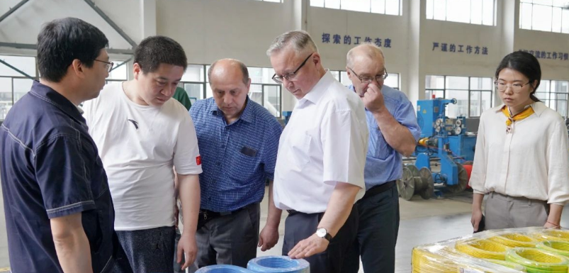 白俄羅斯專家團隊參觀了華凌電纜的實驗室和多個工廠車間，全面了解了華凌電纜檢測中心的發(fā)展情況、研發(fā)平臺的建設以及電纜生產工藝流程和生產能力等重要內容。這次參觀使專家們對華凌電纜的技術實力和生產能力有了更深入的了解。