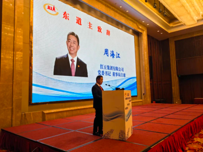  會議中，與會企業(yè)一致表示將同心協(xié)力，共同營造有利于輪胎行業(yè)健康發(fā)展的和諧環(huán)境，助力橡膠強國夢早日實現(xiàn)。在開幕致辭中，紅豆集團黨委書記、董事局主席周海江表示，紅豆集團的發(fā)展離不開堅定不移聽黨話、感黨恩、跟黨走的方針。他還強調(diào)，企業(yè)除了加強黨建工作外，還要積極履行社會責任，促進企業(yè)與自然和社會的和諧穩(wěn)定。紅豆集團將以黨建引領企業(yè)發(fā)展，不斷推進自主創(chuàng)新、自主品牌和自主資本等戰(zhàn)略，推動高質(zhì)量發(fā)展。