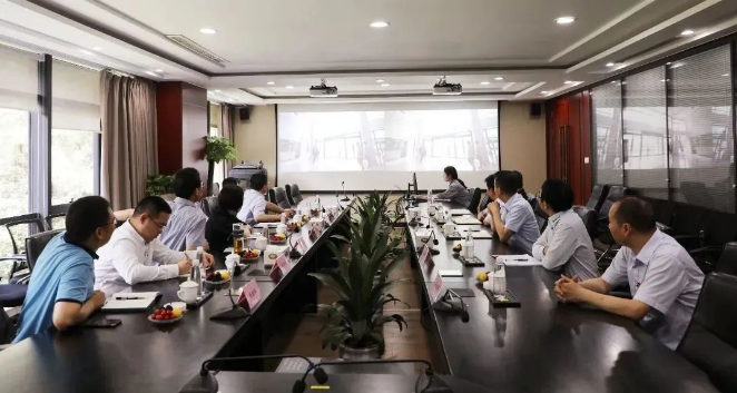 在調(diào)研座談會上，建新總裁趙肇豐及相關(guān)接待人員對公司的發(fā)展概況、產(chǎn)業(yè)布局、產(chǎn)業(yè)鏈優(yōu)化提升以及近期項目建設(shè)情況進行了詳細介紹。
