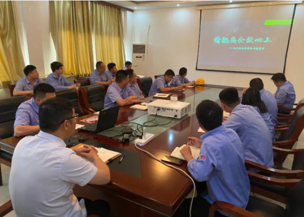 寶勝(山東)電纜有限公司日前召開了一場(chǎng)以“人人講安全 個(gè)個(gè)會(huì)應(yīng)急”為主題的安全生產(chǎn)月啟動(dòng)會(huì)議。該公司各部門的責(zé)任人和安全員參加了此次會(huì)議。