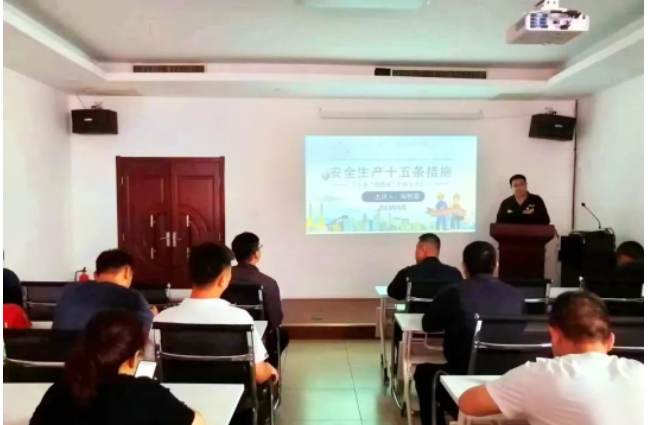 2023年6月是第22個全國“安全生產(chǎn)月”，以“人人講安全，個個會應(yīng)急”為主題，為了加強(qiáng)安全生產(chǎn)宣傳，激發(fā)全體員工的安全意識，邯鄲黑貓?zhí)亢谟邢挢?zé)任公司安全科組織了一場針對安全生產(chǎn)法律法規(guī)的培訓(xùn)活動。
