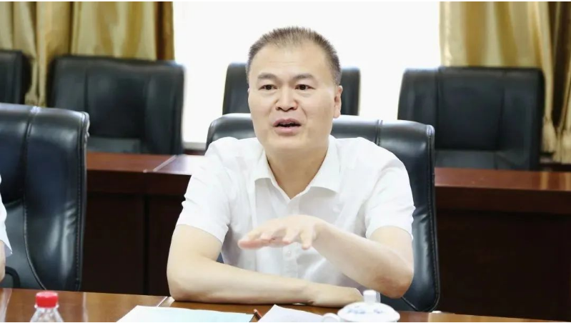 張占成表示，近年來，中鐵裝備與北橡院合作密切，共同推動(dòng)了超大型隧道工程機(jī)械主驅(qū)動(dòng)密封產(chǎn)品的研發(fā)，并取得了豐碩成果。考慮到北橡院團(tuán)隊(duì)出色的政治素質(zhì)和強(qiáng)大的創(chuàng)新能力，中鐵裝備將北橡院選為“廉能合作單位”。今天的簽約儀式標(biāo)志著雙方的合作進(jìn)入新階段，開啟了合作發(fā)展的新篇章。張占成希望通過戰(zhàn)略合作，共同打造雙方合作的新格局。