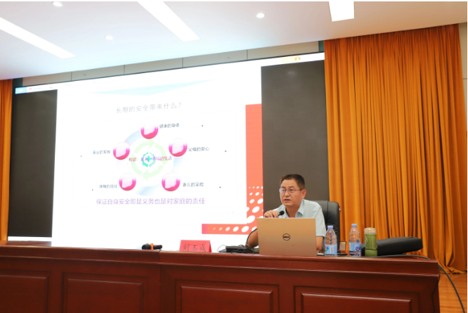 據(jù)了解，劉玉成老師針對(duì)八億橡膠公司的實(shí)際情況，詳細(xì)講解了中層管理人員應(yīng)具備的安全管理方面的知識(shí)、技能以及如何提升他們的安全管理能力。他對(duì)公司的安全管理工作提出了一系列建議和要求，包括制定完善的安全管理制度、加強(qiáng)隱患排查和整改、加強(qiáng)事故應(yīng)急預(yù)案的編制和演練等。