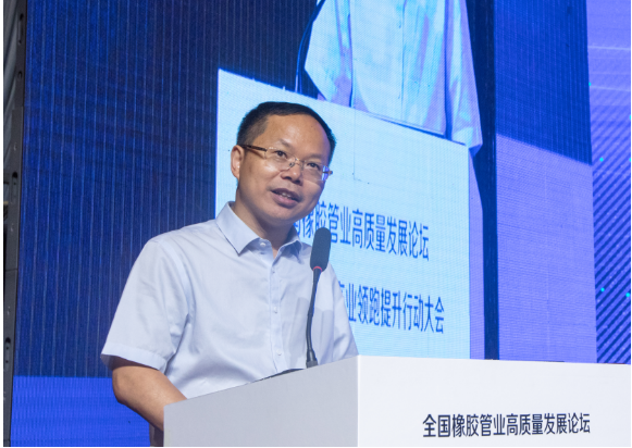 會議期間，中國橡膠工業(yè)協(xié)會副會長兼秘書長雷昌純代表協(xié)會致辭，指出中國膠管產(chǎn)業(yè)近年來取得了顯著的提升，但仍面臨全球經(jīng)濟形勢不確定和國內(nèi)需求不足等挑戰(zhàn)。他希望與會者充分利用論壇平臺進行交流，共同研討行業(yè)面臨的挑戰(zhàn)，并助力膠管行業(yè)實現(xiàn)綠色、創(chuàng)新和高質(zhì)量發(fā)展。