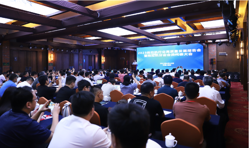 2023拖拉機(jī)行業(yè)高質(zhì)量發(fā)展報告會暨拖拉機(jī)分會會員代表大會在洛陽召開。本次會議由中國農(nóng)業(yè)機(jī)械工業(yè)協(xié)會主辦，吸引了200多位來自中國拖拉機(jī)行業(yè)的骨干企業(yè)、農(nóng)機(jī)及零部件企業(yè)代表參會。作為中國農(nóng)業(yè)胎領(lǐng)域的領(lǐng)先企業(yè)，玲瓏輪胎應(yīng)邀參與了此次盛會。