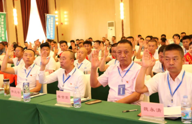 現(xiàn)場全體會(huì)員對(duì)于冉平同志所做第三屆工作報(bào)告、魏永清同志所做章程修改說明、龔大亮同志所做第三屆財(cái)務(wù)審計(jì)決算報(bào)告、蘇青凌同志所做的商會(huì)財(cái)務(wù)管理和會(huì)費(fèi)繳納辦法，全票通過。