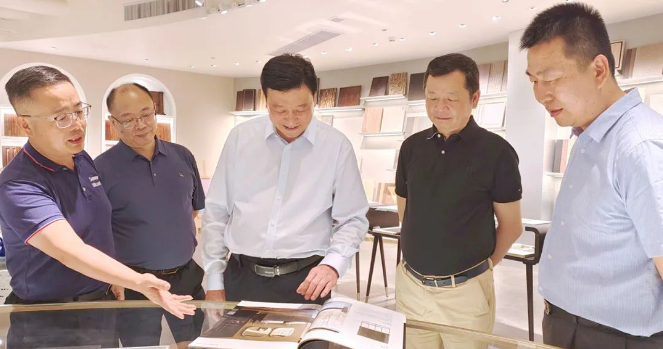 中國涂料工業(yè)協(xié)會會長劉普軍率領(lǐng)代表團(tuán)于近日對宣偉-華潤涂料研發(fā)中心進(jìn)行了考察訪問。宣偉熱情接待了劉普軍會長及其隨行人員，期間詳細(xì)介紹了宣偉-華潤涂料的發(fā)展情況。