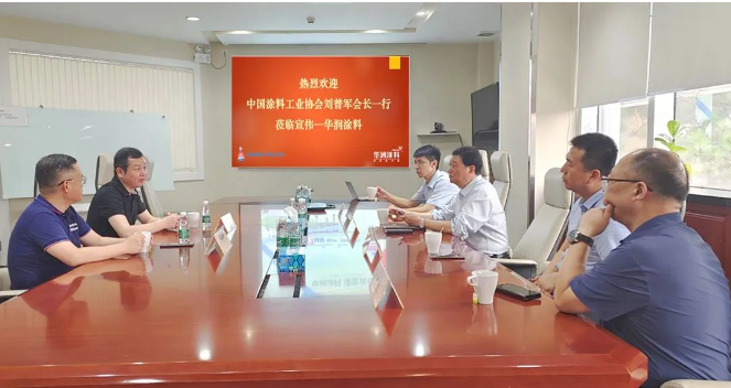 隨后的座談交流環(huán)節(jié)，與會代表就中國涂料行業(yè)實(shí)現(xiàn)高質(zhì)量發(fā)展的途徑進(jìn)行了充分討論。中國涂料工業(yè)協(xié)會秘書長劉杰和彩之虹董事長顧天兵也出席了此次考察活動，共同探討行業(yè)未來的發(fā)展方向。