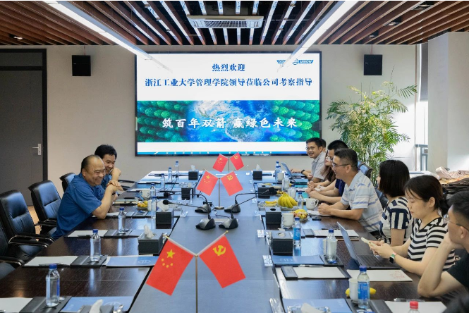 未來，雙箭股份表示將積極探索與高校之間的優(yōu)勢互補(bǔ)，推動(dòng)校企合作的可持續(xù)發(fā)展。通過技術(shù)研討會(huì)和學(xué)術(shù)交流等活動(dòng)，雙箭股份將助力高校提升人才與就業(yè)的匹配度，推進(jìn)校企合作打造可持續(xù)溝通交流和協(xié)調(diào)創(chuàng)新機(jī)制的源動(dòng)力，從而為地方經(jīng)濟(jì)社會(huì)的高質(zhì)量發(fā)展提供更多創(chuàng)新成果和人才服務(wù)。