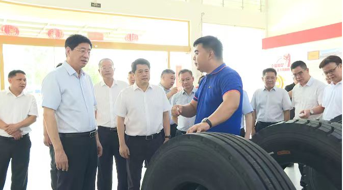 廣西自治區(qū)人大常委會副主任、桂林市委書記周家斌率自治區(qū)調研服務小組一行，于7月13日蒞臨廣西新桂輪橡膠有限公司(簡稱：新桂輪公司)進行考察調研。