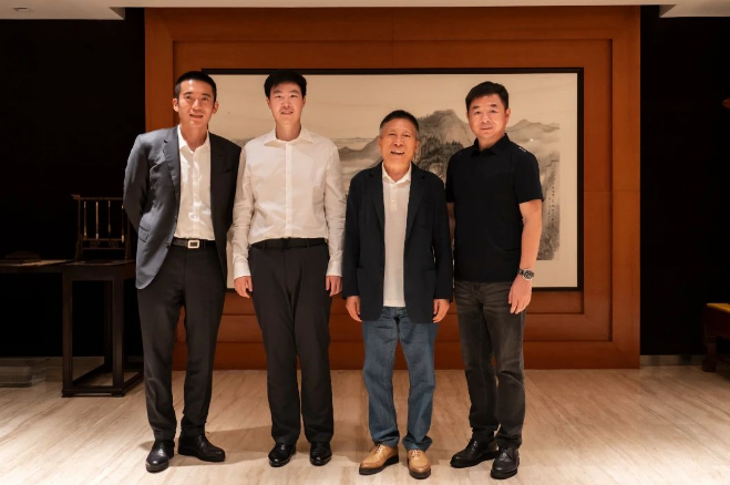 江蘇興達(dá)鋼簾線(xiàn)有限公司副總經(jīng)理劉濤攜杭友明一行蒞臨華勤集團(tuán)進(jìn)行考察交流。華勤集團(tuán)黨委書(shū)記牛宜順與總經(jīng)理牛飛熱情接待了這次重要的訪(fǎng)問(wèn)。