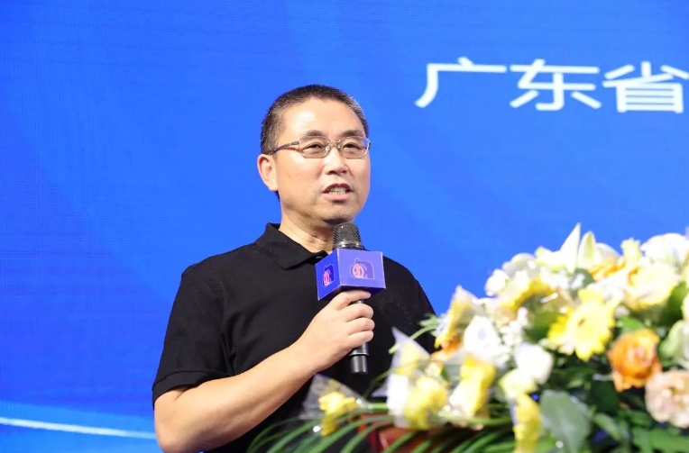 陳冰會(huì)長(zhǎng)在講話(huà)中指出，今年是改革開(kāi)放45周年，也是經(jīng)濟(jì)形勢(shì)最嚴(yán)峻的一年，但他認(rèn)為這也可能是未來(lái)幾年最好的一年。然而，當(dāng)前的經(jīng)濟(jì)形勢(shì)仍然嚴(yán)峻，經(jīng)濟(jì)復(fù)蘇出現(xiàn)滯后，特別是二季度經(jīng)濟(jì)回落加速，三季度依然沒(méi)有好轉(zhuǎn)的跡象。