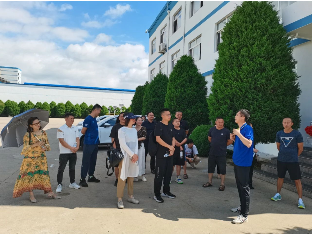 福建廈門智安同貿(mào)易有限公司總經(jīng)理肖曉軍攜帶20余名線下經(jīng)銷商實(shí)地參觀大連輪胎有限公司。