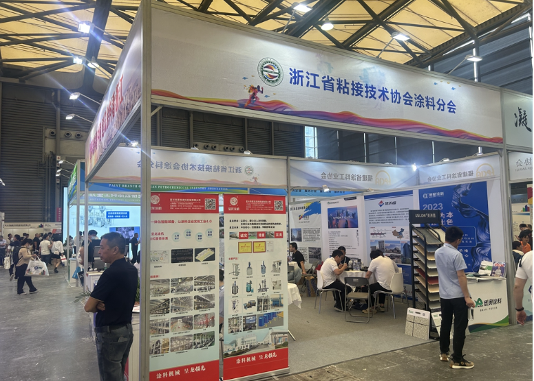 近日，浙江省粘接技術協(xié)會涂料分會聯(lián)合浙江地區(qū)涂料企業(yè)，共同參展本屆涂料展覽會，旨在加強與全國涂料產業(yè)鏈同仁的技術研發(fā)、產學研合作、技術服務和創(chuàng)新成果轉化等方面的合作。據了解，該分會的展位吸引了眾多參展觀眾駐足體驗、洽談，展位活躍度較高。