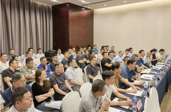 據(jù)了解，會議主要就團體標準、低溫固化技術攻關、行業(yè)白皮書(第二版)編寫、下半年分會活動以及年度峰會等議題進行了深入商討。會議還集中討論了如何通過政府、協(xié)會和企業(yè)的合力，進一步提升粉末涂料的影響力，讓更多人了解、關心和接受這種環(huán)保型涂料。