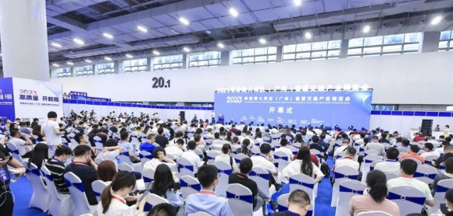 2023粵港澳大灣區(qū)(廣州)智慧交通產(chǎn)業(yè)博覽會于8月24-26日盛大開幕。在這個為期三天的盛會上，城市智慧交通領(lǐng)域的創(chuàng)新與融合成為了焦點。以“高質(zhì)量 開新局”為主題的本次博覽會聚焦于構(gòu)建立體交通產(chǎn)業(yè)生態(tài)，涵蓋了智慧交通、智慧港口、智慧停車、軌道交通、國際客車與新能源車輛等主題。