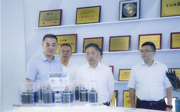 在萬馬創(chuàng)新園的展廳，宦金元副市長一行詳細(xì)了解了萬馬股份的發(fā)展歷程、核心業(yè)務(wù)、產(chǎn)業(yè)結(jié)構(gòu)和產(chǎn)品優(yōu)勢等。他們不僅聆聽了公司高管關(guān)于光伏項目的介紹，還觀看了相關(guān)的項目視頻。這次考察使他們對萬馬股份在新智造電纜領(lǐng)域的概況以及在企業(yè)綠色發(fā)展方面取得的成果有了更加具體的了解。