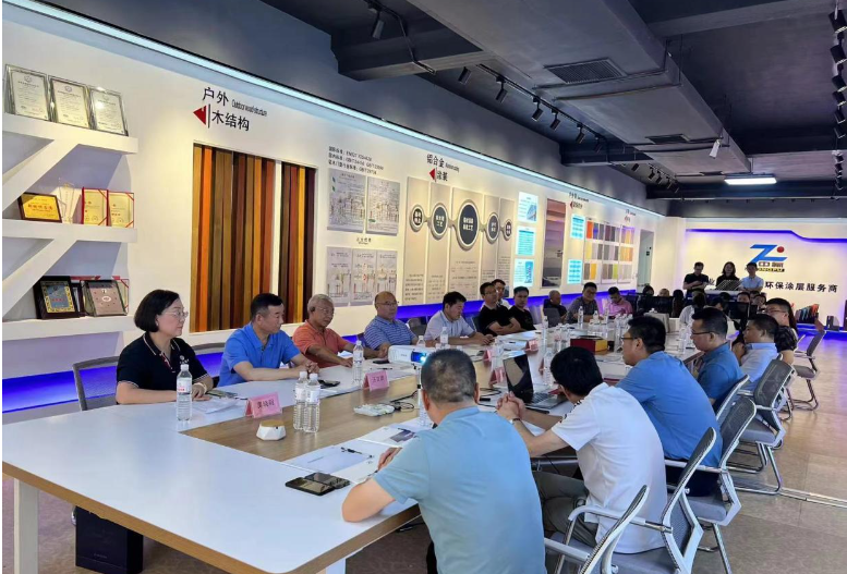 寧波涂協(xié)考察團來到了青島中氟氟碳材料有限公司，公司總經理宋兆斌熱情歡迎了考察團。在座談交流會上，宋兆斌總經理詳細介紹了公司的產品體系，包括FEVE水性氟碳涂料、油性氟碳涂料、UV光固化涂料等。他強調了公司在氟碳領域的深耕細作和標準的豐富經驗，為行業(yè)內其他企業(yè)提供了學習的機會。