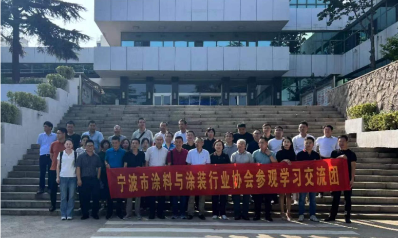 最后一站，寧波涂協(xié)考察團來到了海洋化工研究院，受到了院長閆永江和博士桂泰江的熱情歡迎。在座談交流中，桂泰江博士介紹了海洋化工研究院的情況，強調了其在海洋涂料研發(fā)和功能性涂料方面的專業(yè)性。