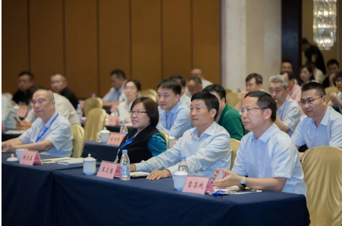 橡膠機械模具分會理事長鄭栩栩分析了輪胎模具行業(yè)的運行情況，指出在過去三年中，該行業(yè)受到了多重因素的影響，包括需求減弱、供給沖擊、疫情沖擊等，導致模具生產(chǎn)企業(yè)的利潤空間受到擠壓。他提出了六方面行業(yè)高質(zhì)量發(fā)展的策略，包括追求價值競爭、智能化發(fā)展和轉(zhuǎn)型升級等。